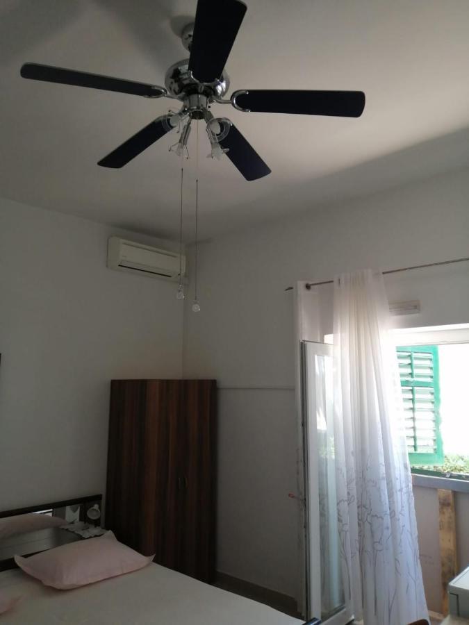 Omis Apartment On The Beach Exterior photo
