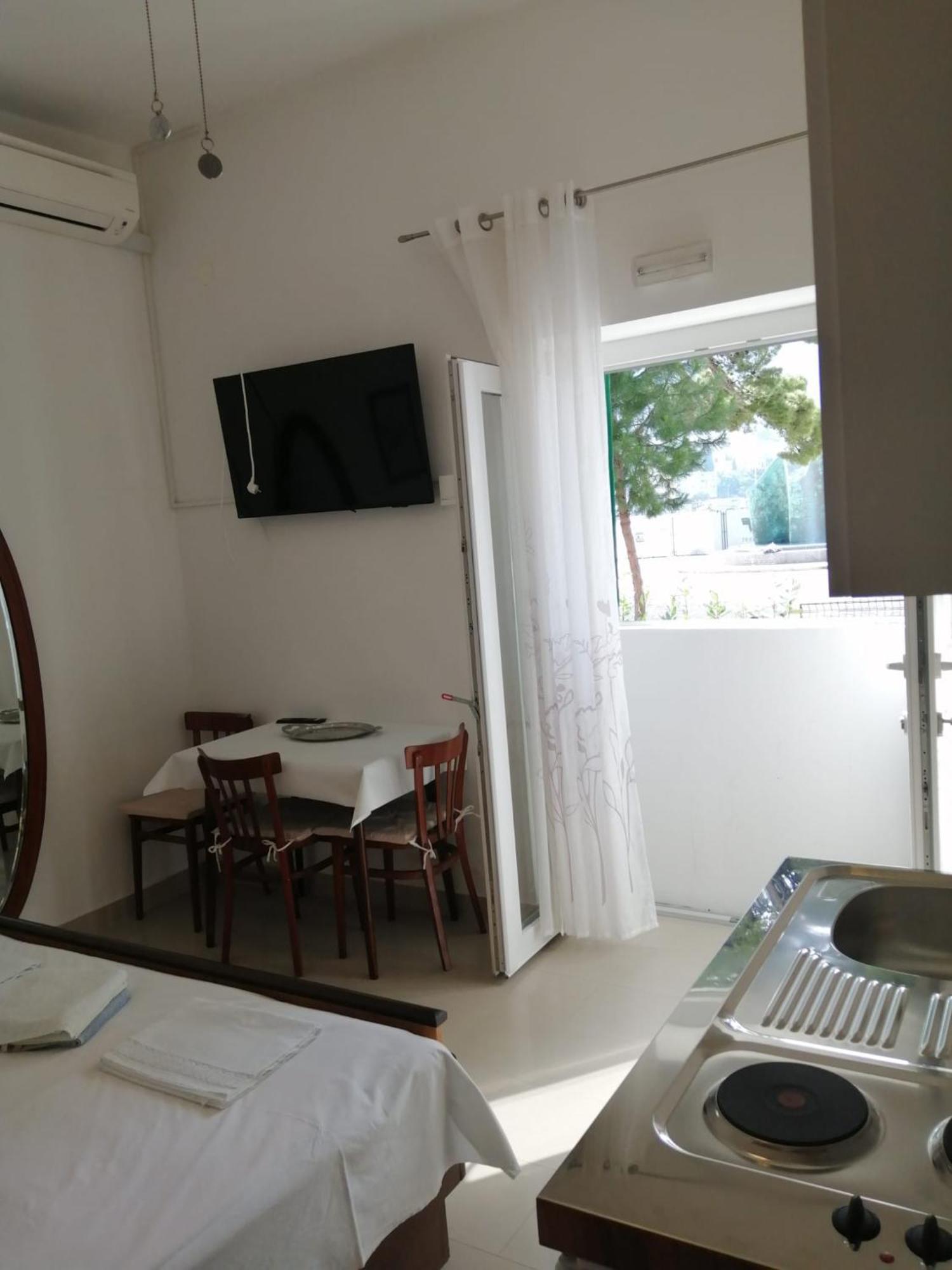 Omis Apartment On The Beach Exterior photo