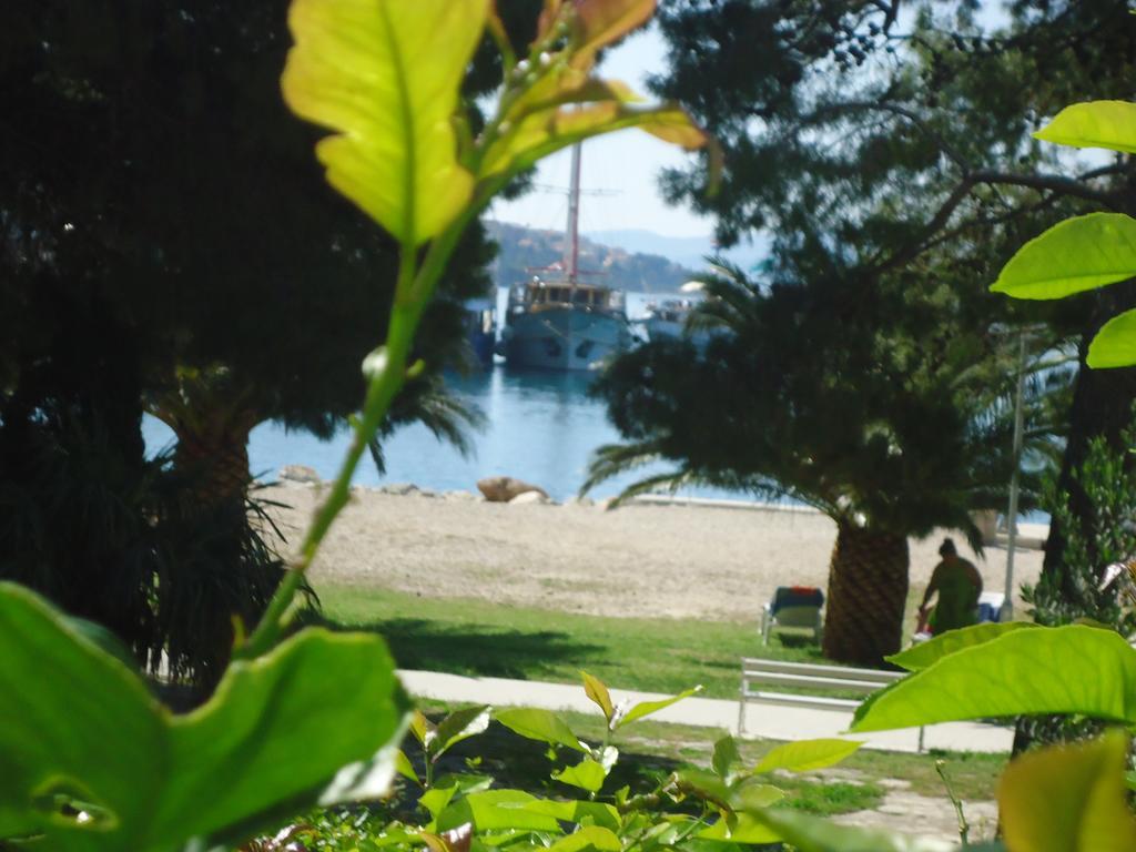 Omis Apartment On The Beach Exterior photo